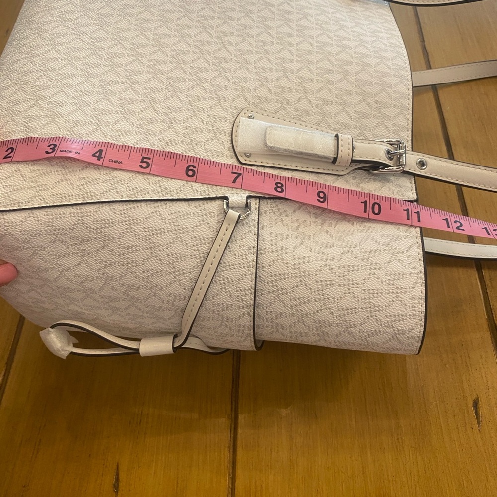 Michael Kors Voyager East West White Beige Signature Tote Authentic NEW w tags 🌷 - Picture 15 of 16